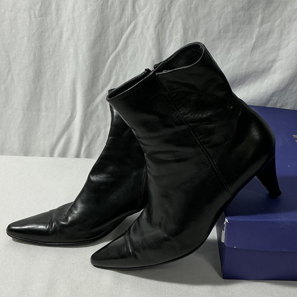 Stuart Weitzman Black Pointed-Toe Leather Ankle Boots